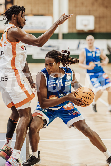 Basketball, Basketball Superliga 2023/24, Grundduchgang 2.Runde, Fürstenfeld Panthers, Oberwart Gunners, Dylan Causwell (8), James Graham (11)