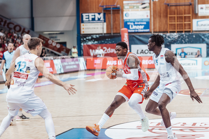 Basketball, Basketball Superliga 2023/24 , SF 4, Oberwart Gunners, Traiskirchen Lions, Jonathan Knessl (12), Davon Clare (5), Shaquille Rombley (5)