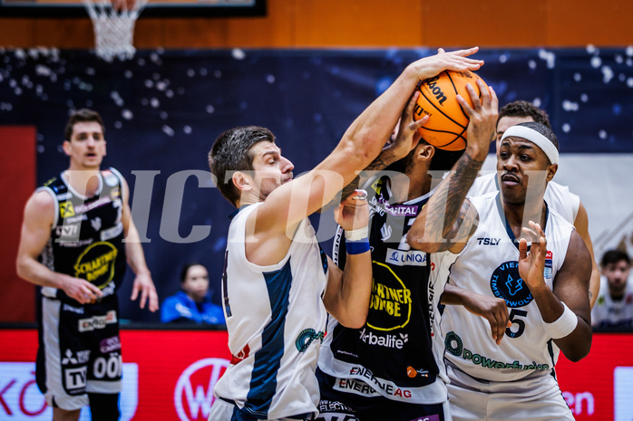 Basketball, Win2Day Superliga 2023/24, Grunddurchgang 9.Runde, Vienna Timberwolves, Gmunden Swans, Moritz Lanegger (21), Trey Alex Moses (24)