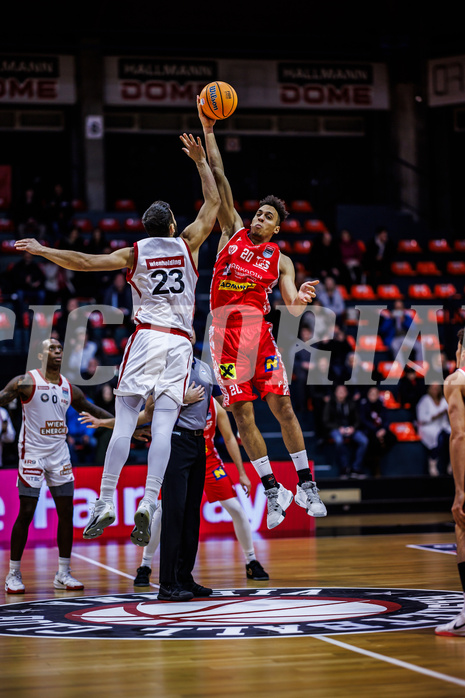 Basketball, Win2Day Superliga 2024/25, Grunddurchgang 13.Runde, BC Vienna, Traiskirchen Lions, Ivan Gavrilovic (23), Noah Oguamalam (20)