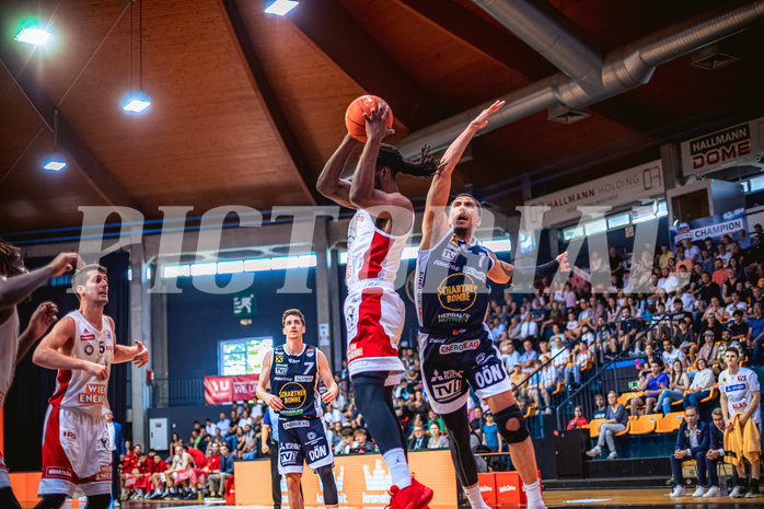 Basketball, Win2Day Superliga 2022/23, Playoff, Finale Spiel 4, BC Vienna, Gmunden Swans, Carlos Novas Mateo (2), Dominic Green (1)