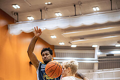 Basketball, Basketball Austria Cup 2022/23, Viertelfinale, Vienna Timberwolves, Gmunden Swans, Dwayne Lautier-Ogunleye (23), Elias Wlasak (8)