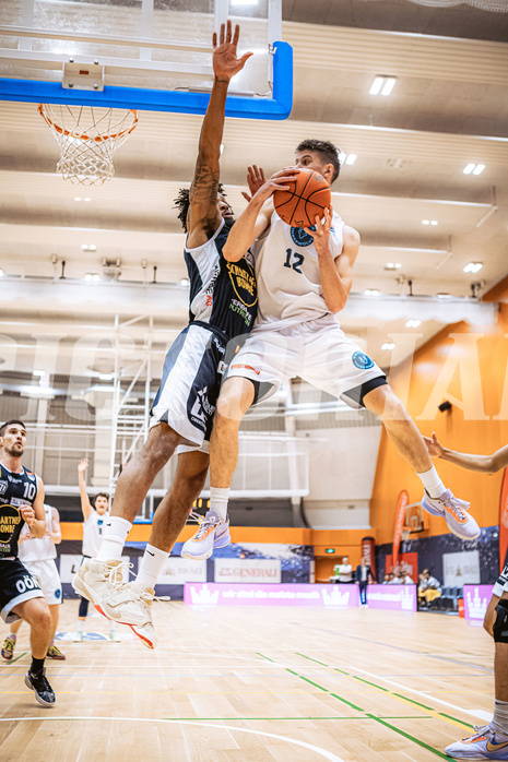 Basketball, Basketball Austria Cup 2022/23, Viertelfinale, Vienna Timberwolves, Gmunden Swans, Urald King (20), Jakob Lohr (12)