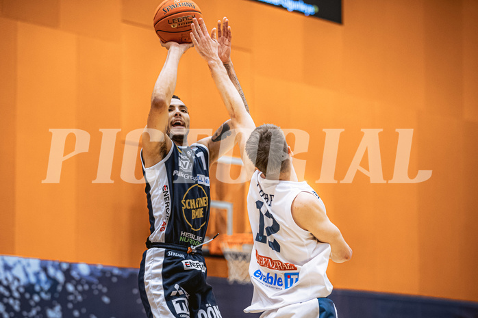 Basketball, Basketball Austria Cup 2022/23, Viertelfinale, Vienna Timberwolves, Gmunden Swans, Dominic Green (1), Jakob Lohr (12)
