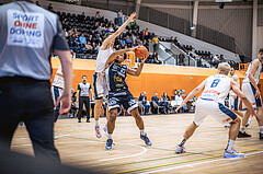 Basketball, Basketball Austria Cup 2022/23, Viertelfinale, Vienna Timberwolves, Gmunden Swans, Jakob Lohr (12), Dwayne Lautier-Ogunleye (23)
