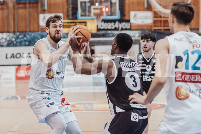 Basketball, Basketball Superliga 2023/24 , Qualifikationsrunde 10, Oberwart Gunners, Kapfenberg Bulls, Daniel Koeppel (14), Reudale Shamaar Williams (3)