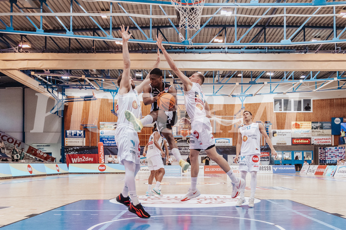 Basketball, Basketball Superliga 2023/24 , Qualifikationsrunde 10, Oberwart Gunners, Kapfenberg Bulls, Daniel Koeppel (14), Reudale Shamaar Williams (3), Edi Patekar (9)