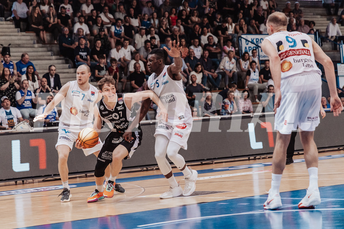 Basketball, Basketball Superliga 2023/24 , Qualifikationsrunde 10, Oberwart Gunners, Kapfenberg Bulls, Sebastian Kaeferle (7), Miro Zapf (7), Shaquille Rombley (5)