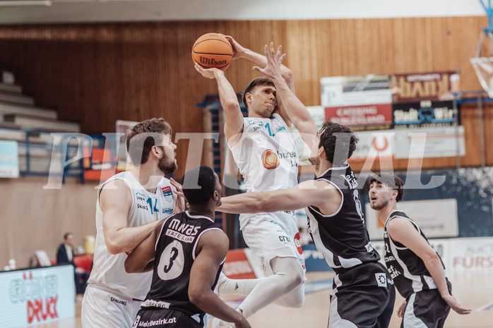 Basketball, Basketball Superliga 2023/24 , Qualifikationsrunde 10, Oberwart Gunners, Kapfenberg Bulls, Daniel Koeppel (14), Reudale Shamaar Williams (3), Jonathan Knessl (12), Nemanja Krstic (22)