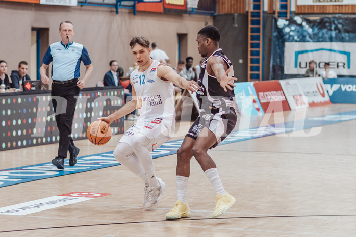 Basketball, Basketball Superliga 2023/24 , Qualifikationsrunde 10, Oberwart Gunners, Kapfenberg Bulls, Jonathan Knessl (12), Reudale Shamaar Williams (3)