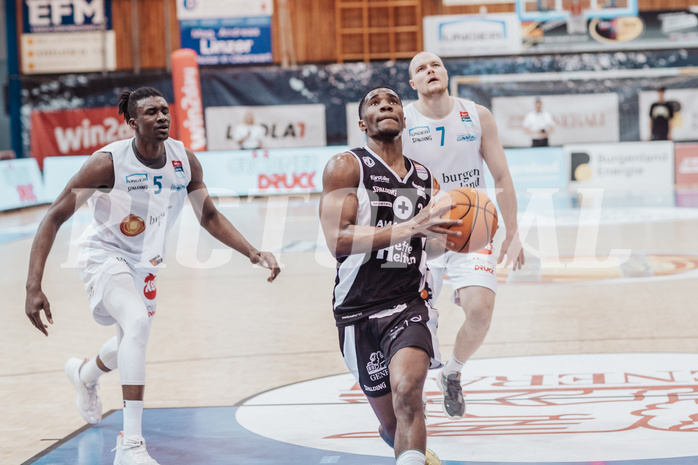Basketball, Basketball Superliga 2023/24 , Qualifikationsrunde 10, Oberwart Gunners, Kapfenberg Bulls, Shaquille Rombley (5), Reudale Shamaar Williams (3), Sebastian Kaeferle (7)