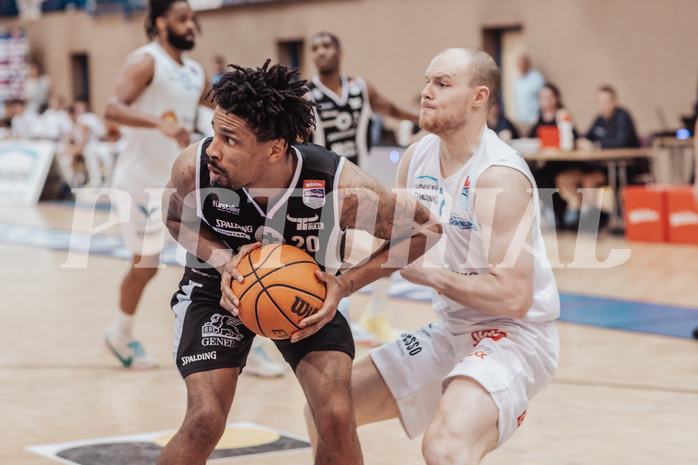 Basketball, Basketball Superliga 2023/24 , Qualifikationsrunde 10, Oberwart Gunners, Kapfenberg Bulls, Urald King (20), Sebastian Kaeferle (7)
