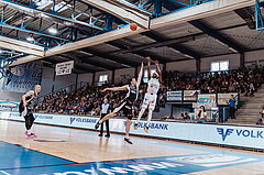 Basketball, Basketball Superliga 2023/24 , Qualifikationsrunde 10, Oberwart Gunners, Kapfenberg Bulls, Noah Baumann (4), Derrek Brooks (11)