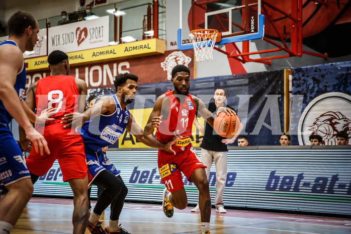 Basketball, bet-at-home Basketball Superliga 2021/22, Grunddurchgang 1.Runde, Traiskirchen Lions, Oberwart Gunners, Taveion M. Hollingsworth (11)