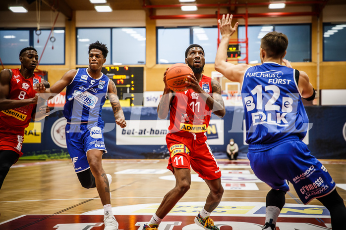 Basketball, bet-at-home Basketball Superliga 2021/22, Grunddurchgang 1.Runde, Traiskirchen Lions, Oberwart Gunners, Taveion M. Hollingsworth (11)