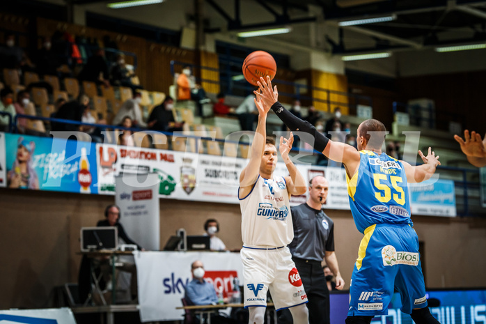 Basketball, bet-at-home Basketball Superliga 2021/22, Platzierungsrunde Spiel 4, Oberwart Gunners, SKN St. Pölten, Jonathan Knessl (12)