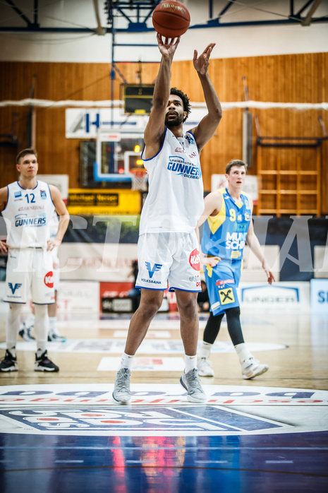 Basketball, bet-at-home Basketball Superliga 2021/22, Platzierungsrunde Spiel 4, Oberwart Gunners, SKN St. Pölten, Connor Cashaw (13)