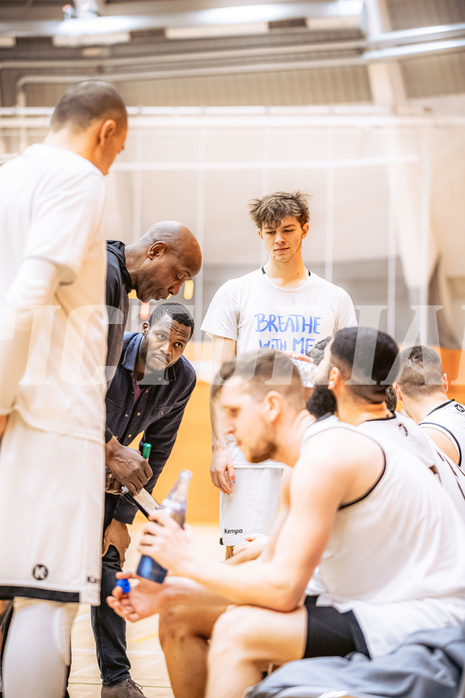 Basketball, Basketball Zweite Liga 2022/23, Grunddurchgang 12.Runde, Basket Flames, Vienna United, Renaldo O'Neal (Coach), Canice Uchenna Nwaiwu (Ass. Coach)