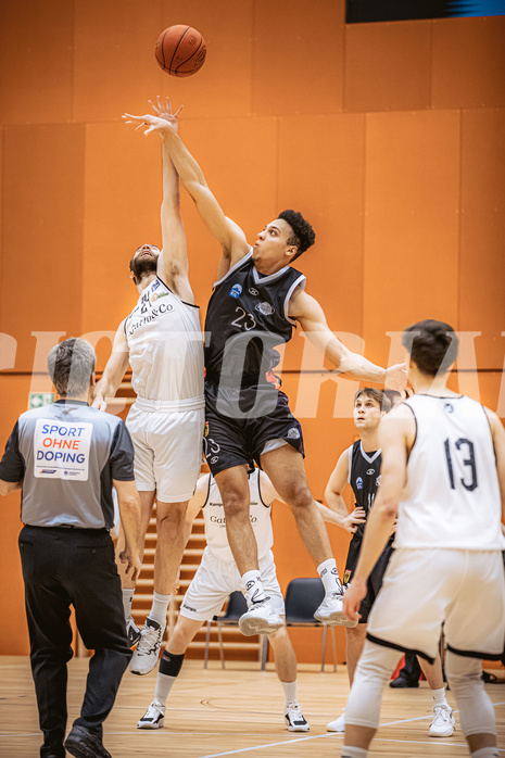 Basketball, Basketball Zweite Liga 2022/23, Grunddurchgang 12.Runde, Basket Flames, Vienna United, Evan Frank (24), Noah Oguamalam (23)