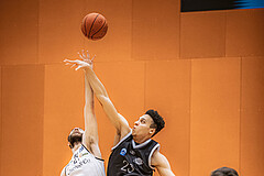 Basketball, Basketball Zweite Liga 2022/23, Grunddurchgang 12.Runde, Basket Flames, Vienna United, Evan Frank (24), Noah Oguamalam (23)