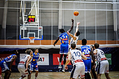 Basketball, Win2Day Superliga 2023/24, Grunddurchgang 3.Runde, Vienna Timberwolves, Oberwart Gunners, Shaquille Rombley (5), Ziga Fifolt (13)