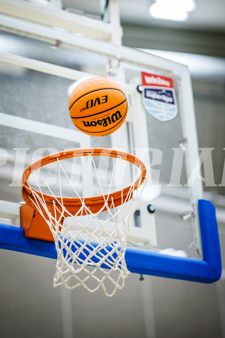 Basketball, Win2Day Superliga 2023/24, Grunddurchgang 3.Runde, Vienna Timberwolves, Oberwart Gunners, feature, ball