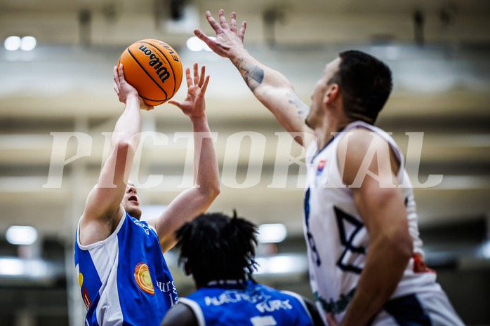 Basketball, Win2Day Superliga 2023/24, Grunddurchgang 3.Runde, Vienna Timberwolves, Oberwart Gunners, Sebastian Käferle (7), Ziga Fifolt (13)