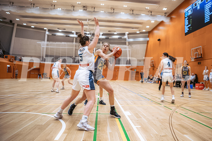 Basketball, Win2Day Basketball Damen Superliga 2022/23, Grunddurchgang 12.Runde, Vienna Timberwolves, BK Raiffeisen Duchess Klosterneuburg, Valentina Mraulak (5), Sarah Schicher (15)