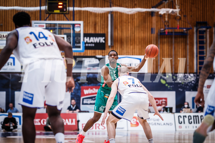 Basketball, bet-at-home Basketball Superliga 2021/22, Playoffs, Viertelfinale Spiel 3, Oberwart Gunners, Kapfenberg Bulls, Joshua Scott (5)