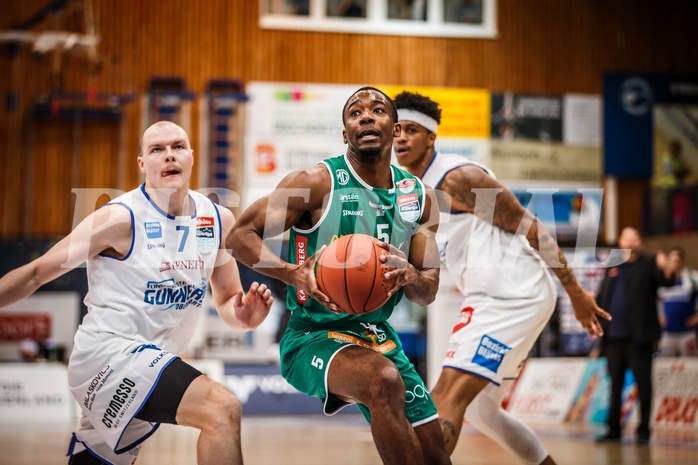 Basketball, bet-at-home Basketball Superliga 2021/22, Playoffs, Viertelfinale Spiel 3, Oberwart Gunners, Kapfenberg Bulls, Joshua Scott (5)