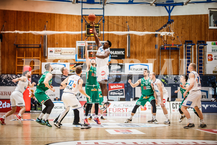 Basketball, bet-at-home Basketball Superliga 2021/22, Playoffs, Viertelfinale Spiel 3, Oberwart Gunners, Kapfenberg Bulls, Emondre Rickman (14)