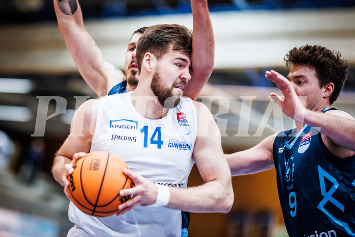 Basketball, Win2Day Superliga 2023/24, Grunddurchgang 12.Runde, Oberwart Gunners, Vienna Timberwolves, Ziga Fifolt (13), Daniel Köppel (14)
