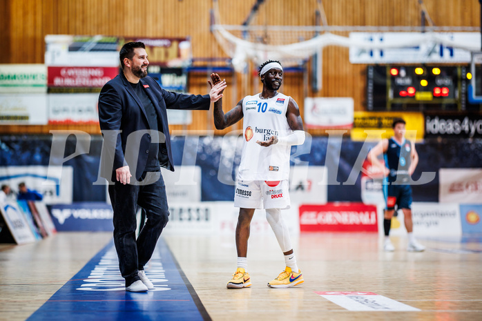Basketball, Win2Day Superliga 2023/24, Grunddurchgang 12.Runde, Oberwart Gunners, Vienna Timberwolves, Horst Leitner (Head Coach), Munis Tutu (10)