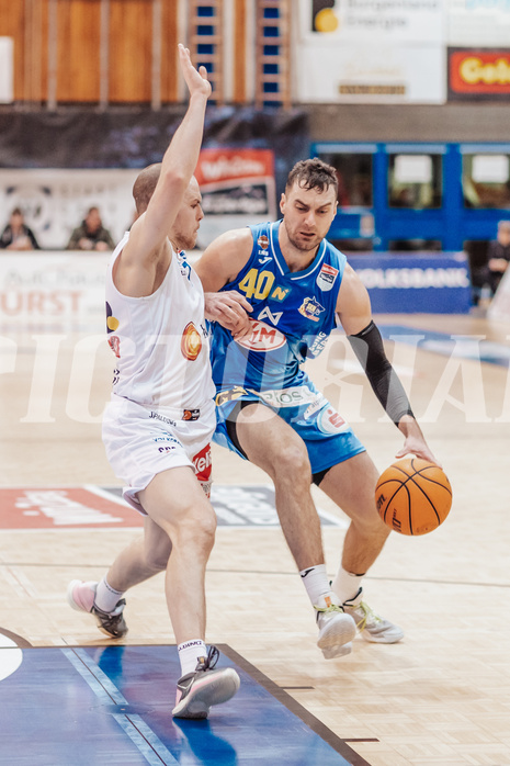 Basketball, Basketball Superliga 2023/24, Grunddurchgang 17.Runde, Oberwart Gunners, SKN St. Poelten, Sebastian Kaeferle (7), Matej Kavas (40)