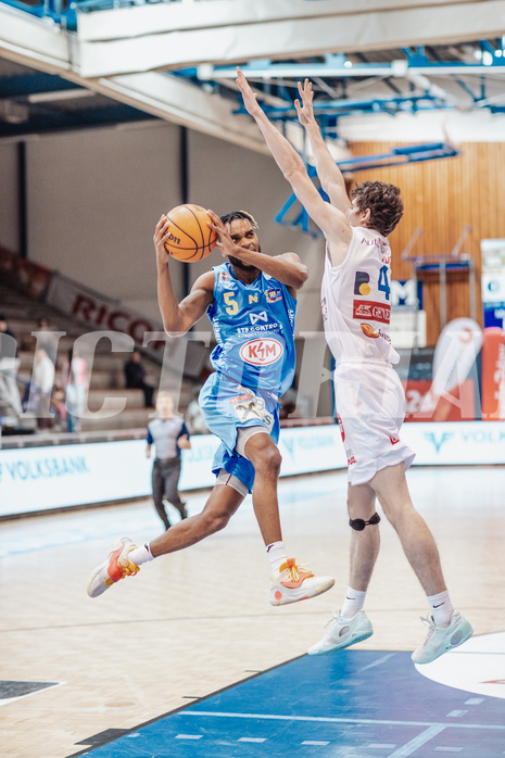 Basketball, Basketball Superliga 2023/24, Grunddurchgang 17.Runde, Oberwart Gunners, SKN St. Poelten, Michael Anthony Randolph Jr. (5), Jonathan Wess (4)