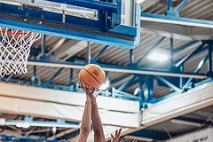 Basketball, Basketball Superliga 2023/24, Grunddurchgang 17.Runde, Oberwart Gunners, SKN St. Poelten, Akkan Atasoy (11), Kris Monroe (13)