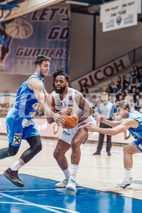 Basketball, Basketball Superliga 2023/24, Grunddurchgang 17.Runde, Oberwart Gunners, SKN St. Poelten, Akkan Atasoy (11), Kris Monroe (13), Roman Jagsch (9)