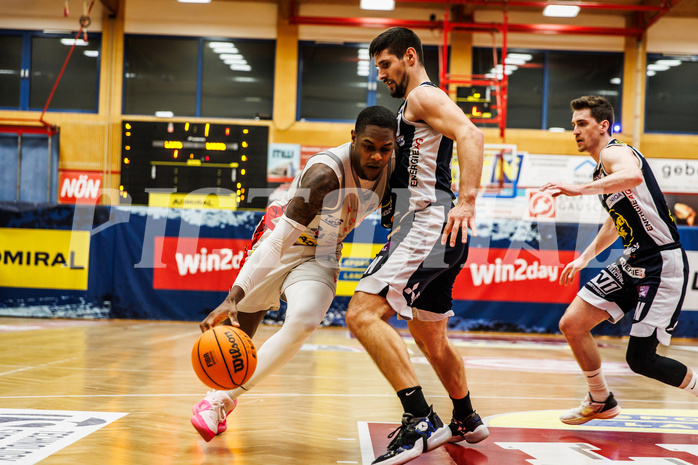 Basketball, win2day Basketball Superliga 2023/24, Grunddurchgang 17.Runde, Traiskirchen Lions, Gmunden Swans, Davon Clare (5)