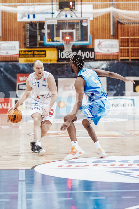 Basketball, Basketball Superliga 2023/24, Grunddurchgang 17.Runde, Oberwart Gunners, SKN St. Poelten, Sebastian Kaeferle (7), Michael Anthony Randolph Jr. (5)