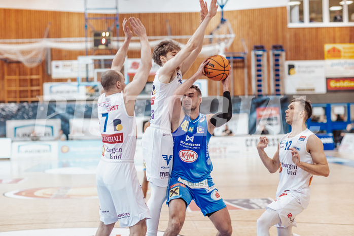 Basketball, Basketball Superliga 2023/24, Grunddurchgang 17.Runde, Oberwart Gunners, SKN St. Poelten, Sebastian Kaeferle (7), Florian Koeppel (8), Matej Kavas (40), Jonathan Knessl (12)