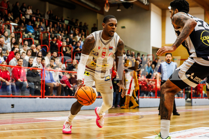 Basketball, win2day Basketball Superliga 2023/24, Grunddurchgang 17.Runde, Traiskirchen Lions, Gmunden Swans, Davon Clare (5)