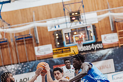 Basketball, Basketball Superliga 2023/24, Grunddurchgang 17.Runde, Oberwart Gunners, SKN St. Poelten, Michael Anthony Randolph Jr. (5), Magdy Aboud-Ahmed(6), Ajiri Ogemuno-Johnson (10)