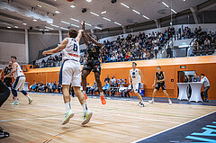 Basketball, Win2Day Superliga 2022/23, Grunddurchgang 3.Runde, Vienna D.C. Timberwolves, Raiffeisen Flyers Wels, Elias Wlasak (8), Donovan Smith (1)