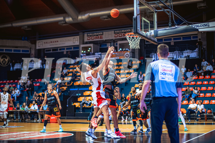 Basketball, Win2Day Superliga 2022/23, Grunddurchgang 3.Runde, BC GGMT Vienna, CITIES Panthers Fürstenfeld, Khalid Thomas (15), Jaylen Butz (12)