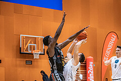Basketball, Win2Day Superliga 2022/23, Grunddurchgang 3.Runde, Vienna D.C. Timberwolves, Raiffeisen Flyers Wels, Donovan Smith (1), Jakob Szkutta (10)