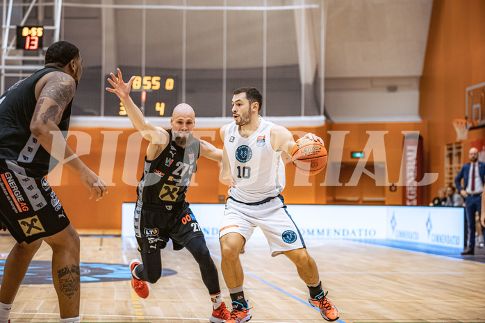 Basketball, Win2Day Superliga 2022/23, Grunddurchgang 3.Runde, Vienna D.C. Timberwolves, Raiffeisen Flyers Wels, Christian Von Fintel (27), Jakob Szkutta (10)