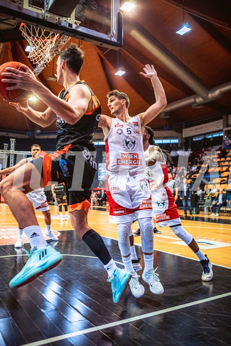 Basketball, Win2Day Superliga 2022/23, Grunddurchgang 3.Runde, BC GGMT Vienna, CITIES Panthers Fürstenfeld, Fabian Richter (10), Bogic Vujosevic (5)