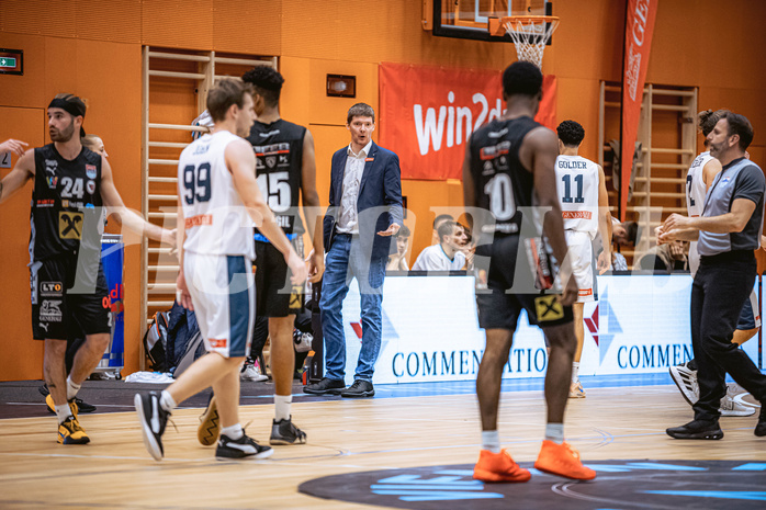 Basketball, Win2Day Superliga 2022/23, Grunddurchgang 3.Runde, Vienna D.C. Timberwolves, Raiffeisen Flyers Wels, Hubert Schmidt (Head Coach)