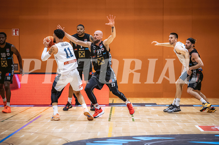 Basketball, Win2Day Superliga 2022/23, Grunddurchgang 3.Runde, Vienna D.C. Timberwolves, Raiffeisen Flyers Wels, Markus Golder (11), Christian Von Fintel (27)