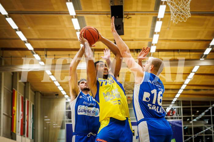 Basketball, win2day Basketball Superliga 2021/22, Platzierungsrunde 3.Runde, SKN St. Pölten Basketball, Oberwart Gunners, Rashaan Guylain Mbemba (12)